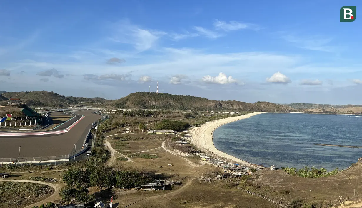 Suasana Sirkuit Mandalika yang berbatasan dengan pantai pesisir Selatan Pulau Lombok dilihat dari atas Bukit Seger, Lombok, Jumat (11/8/2023) yang menjadi spot menarik menyaksikan balapan. (Bola.com/Iqri Widya)