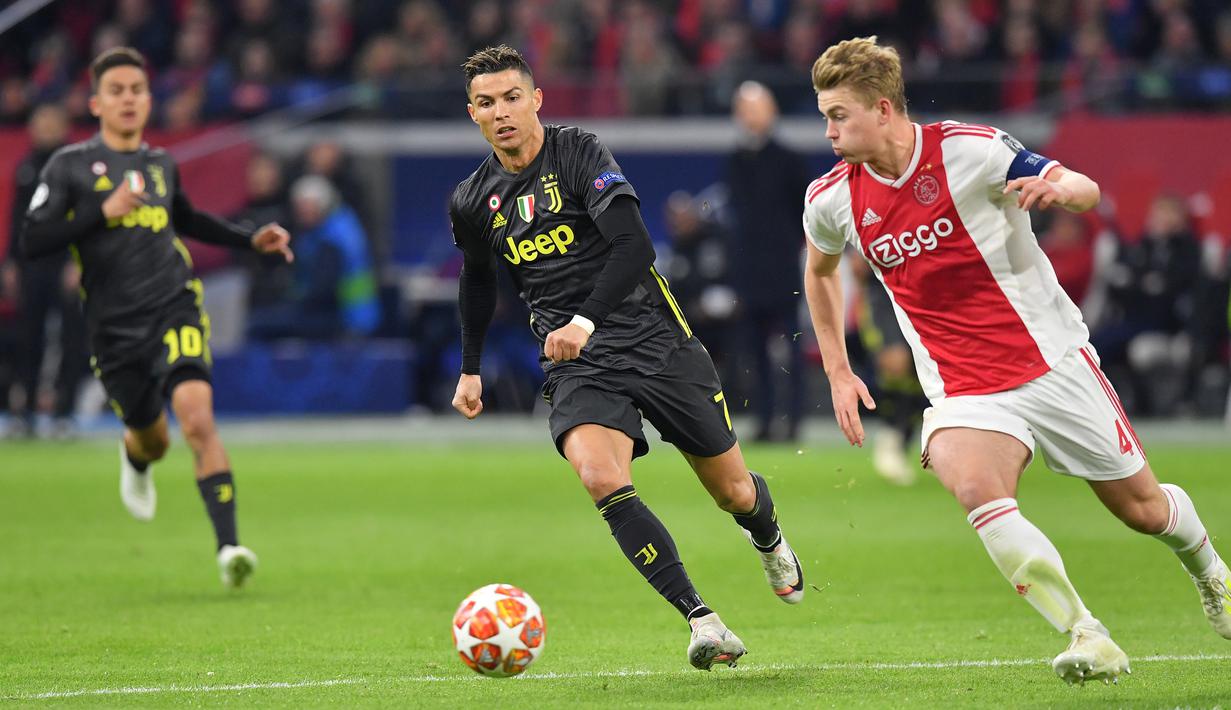 Bek Ajax Amsterdam Matthijs De Ligt menggiring bola dari kejaran penyerang Portugal Cristiano Ronaldo sleama pertandingan leg pertama perempat final  Liga Champions di Johan Cruijff ArenA di Amsterdam (10/3/2019). (AFP Photo/Emmanuel Dunand)