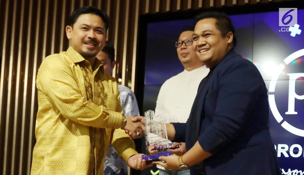 Ketua Umum Pilars 93 Robby Budiansyah (kiri) memberikan cendera mata kepada pembicara usai diskusi di Jakarta, Sabtu (14/9/2019). Diskusi mengangkat tema 'Tahapan dan Regulasi yang Harus Diikuti Sebelum Melakukan Usaha di Bidang Properti '. (Liputan6.com/JohanTallo)
