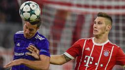 Bek Bayern Munchen, Niklas Sule, berebut bola dengan bek Anderlecht, Uros Spajic, pada laga Liga Champions di Stadion Allianz Arena, Munchen, Selasa (12/9/2017). Munchen menang 3-0 atas Anderlecht. (AFP/Guenter Schiffmann)