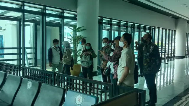 KPPU Bersama Gapasdap Saat Melihat Pelayanan Kapal Di Dermaga Eksekutif Merak, Kota Cilegon, Banten. (Senin, 22/02/2021). (Liputan6.com/Yandhi Deslatama).