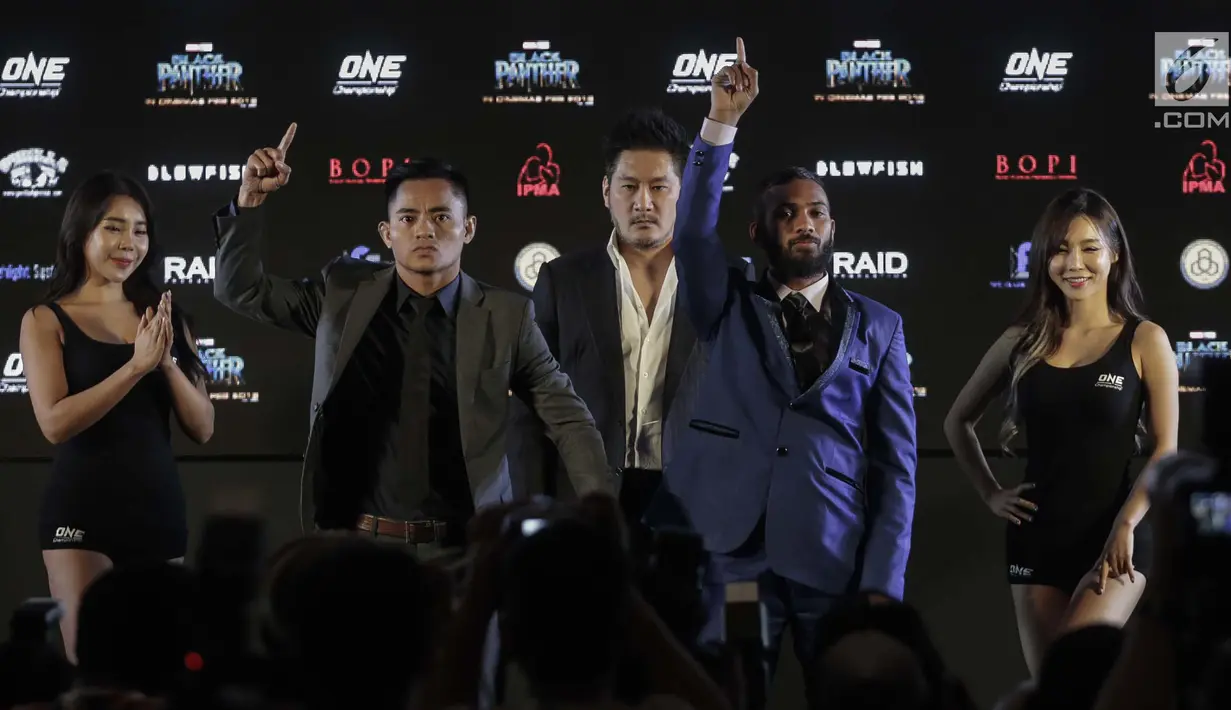 Atlet Martial Art Indonesia Stefer Rahardian dan lawannya Muhammad Imran berpose saat konferensi pers ONE: Kings of Courage di Jakarta, Kamis (18/1). (Liputan6.com/Faizal Fanani)