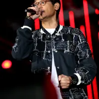 Membuka penampilannya, Afgan menyanyikan 'Water Fall'. Para fans Afgan sontak histeris melihat sang idola melantunkan lagu dengan suara khas yang dimilikinya. (Andy Masela/Bintang.com)