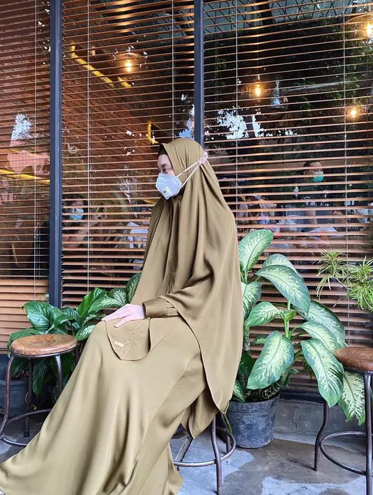 Tampil dengan busana lebih syari, Ayu Pratiwi cukup sering mendapat pujian dari netizen. Bahkan, tak sedikit pula netizen yang turut mendukung mengenai perubahan penampilannya. (Liputan6.com/IG/@ayupratiwi)