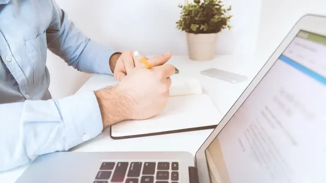 Ilustrasi laptop, belajar, menulis, mengetik kata kerja pasif