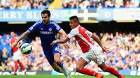 Gelandang Chelsea, Cesc Fabregas, saat berduel dengan gelandang Arsenal, Alexis Sanchez. (dok. Zimbio)