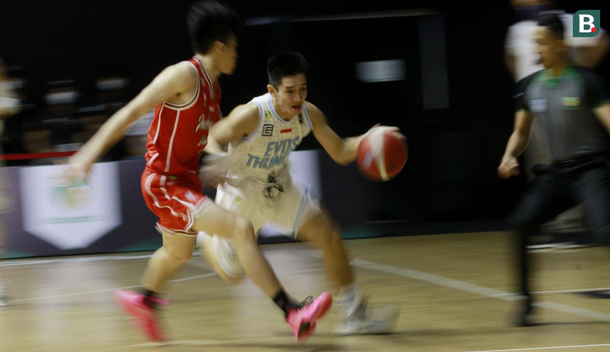 Tren saling susul-menyusul poin masih jadi sajian utama pada kuarter ketiga. Indonesia Patriots sempat memepertahankan keunggulannya, namun Evos Thunder Bogor berhasil menyalipnya menjelang akhir kuarter menjadi 47-40. (Bola.com/M Iqbal Ichsan)