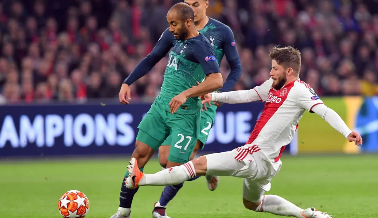 Aksi Lucas Moura dihadang Lasse Schone pada leg kedua semifinal Liga Champions yang berlangsung di Stadion Amsterdam Arena, Amsterdam, Kamis (9/5). Spurs menang 3-2 atas Ajax. (AFP/Emmanuel Dunand)