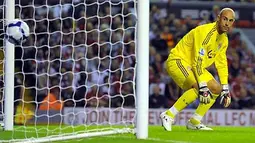 Kiper Liverpool, Jose Reina hanya bisa menyaksikan gawangnya bobol ketika menghadapi Aston Villa dalam lanjuta Liga Premier di Anfield, Liverpool, 24 Agustus 2009. AFP PHOTO/PAUL ELLIS