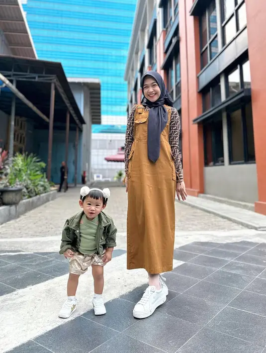 Selain warna outfit yang matching, bisa juga pilih outfit dengan warna satu tone. Seperti Ria Ricis dengan overall dress warna earthy berupa turmeric, sementara Moana mengenakan top dan jaket warna hijau army. [@riaricis1795]