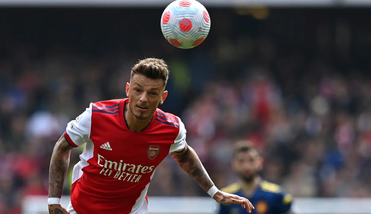 Ben White. Bek tengah Inggris berusia 24 tahun ini baru 1 musim memperkuat Arsenal. Ia didatangkan dari sesama klub Liga Inggris, Brighton and Hove Albion pada awal musim 2021/2022 dengan nilai transfer 58,5 juta euro. Bersama Arsenal hingga kini ia telah tampil dalam 37 laga di semua ajang. (AFP/Glyn Kirk)