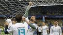 Gelandang Real Madrid, Mateo Kovacic, memotong jaring merayakan gelar juara Liga Champions ke-13 usai mengalahkan Liverpool di Stadion Olimpiyskiy, Kiev, Sabtu (26/5/2018). Madrid menang 3-1 atas Liverpool. (AP/Darko Vojinovic)