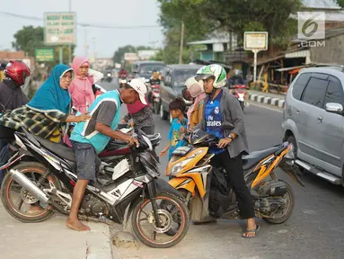 Sejumlah pengendara berusaha memutar balik dengan menerobos separator di Jalan Raya Pantura, Palimanan, Cirebon, Jawa Barat, Jumat (7/6/2019). Ditutupnya sejumlah jalur putar balik menyebabkan warga nekat menerobos separator untuk memersingkat waktu tempuh. (Liputan6.com/Immanuel Antonius)