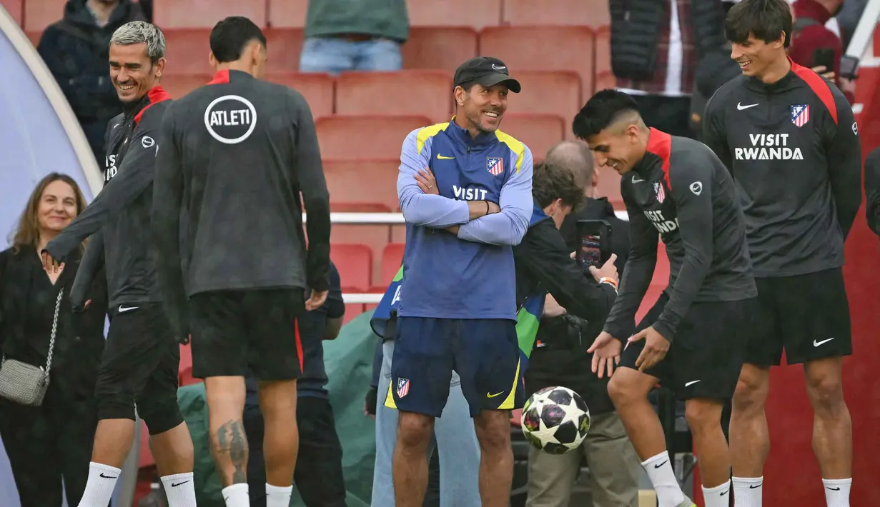 Setelah bermain imbang 1-1 pada leg pertama, pertandingan ini menjadi pertaruhan bagi El Cholo, julukan untuk Diego Simeone, membawa timnya melangkah ke final Liga Champions ketiga mereka. Tampak dalam foto, pelatih Atletico Madrid asal Argentina, Diego Simeone (tengah), memantau timnya saat sesi latihan resmi jelang leg kedua semifinal Liga Champions 2025/2026 melawan Arsenal di lapangan Emirates Stadium, London, Inggris, pada Senin 4 Mei 2026. (Glyn KIRK/AFP)