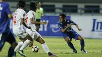 Gelandang Persib, Febri Haryadi, berusaha melewati pemain PSM pada laga Piala Presiden di Stadion GBLA, Bandung, Jumat (26/1/2018). Persib takluk 0-1 dari PSM. (Bola.com/M Iqbal Ichsan)