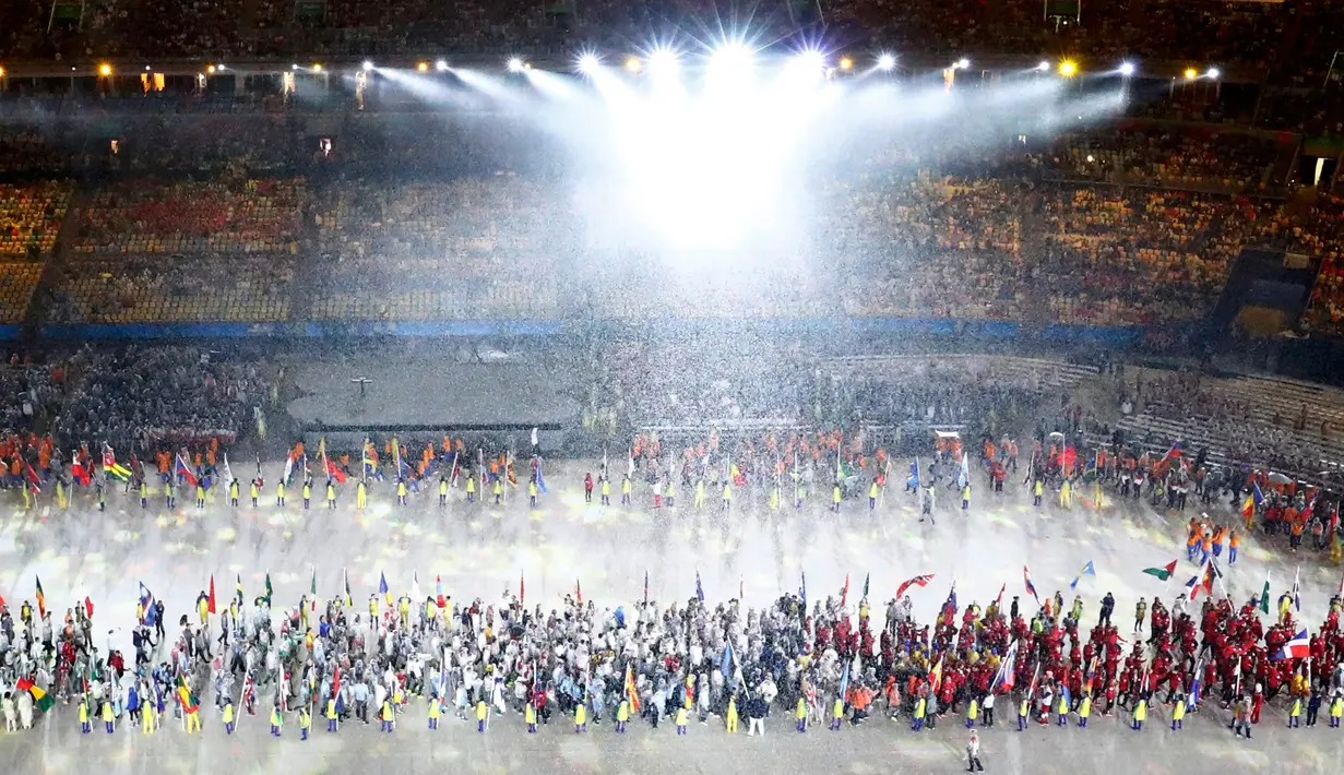 Para atlet dari masing-masing negara ambil bagian dalam upacara penutupan Olimpiade Rio 2016 di Stadion Maracana, Rio de Janeiro, Minggu (21/8). Olimpiade Rio 2016 resmi berakhir dengan Amerika Serikat keluar sebagai juara umum. (REUTERS/Fabrizio Bensch)