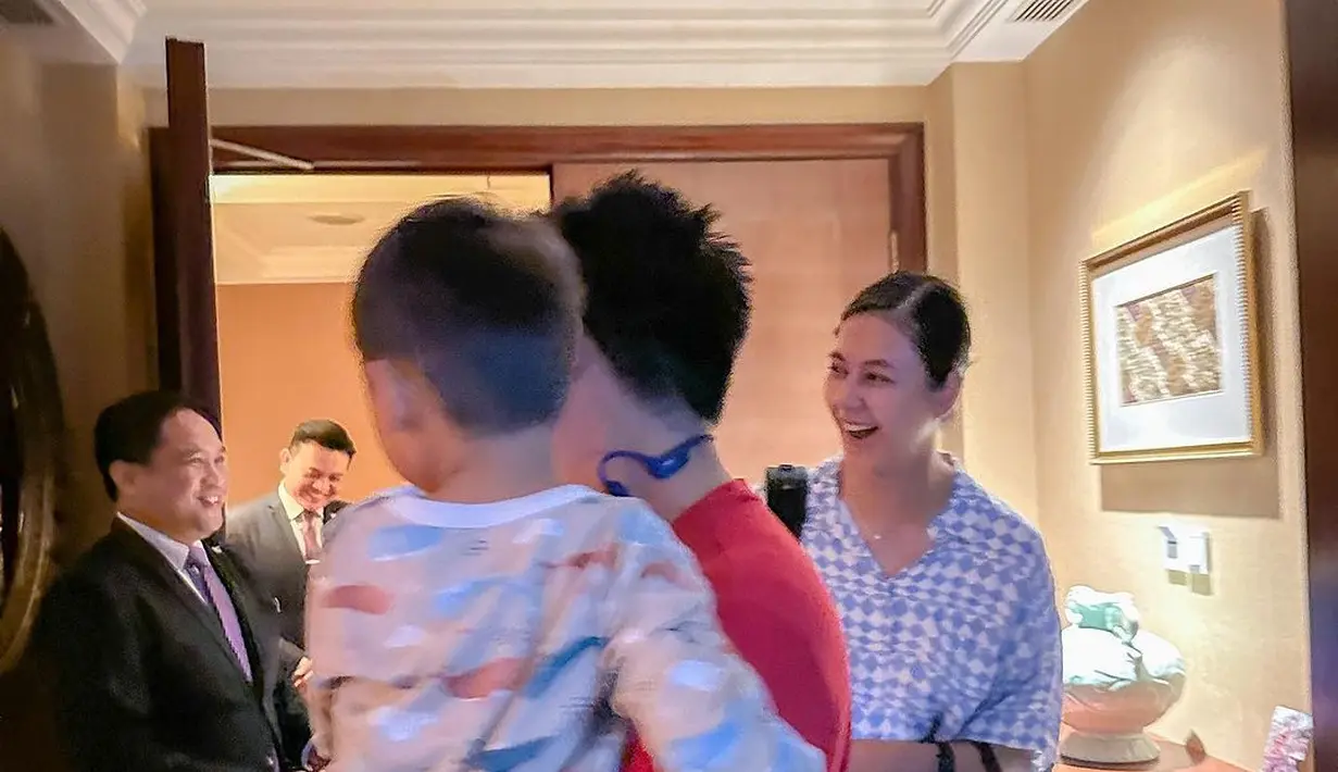 Tepat pukul 00.00 WIB, Paula mendapatkan kejutan romantis dari sang suami. Saat masuk hotel, sudah ada beberapa karyawan hotel yang menyambut dengan kue dan lilin menyala. Paula tampak kaget dan mengucapkan terima kasih kepada suaminya. [Instagram/baimwong]