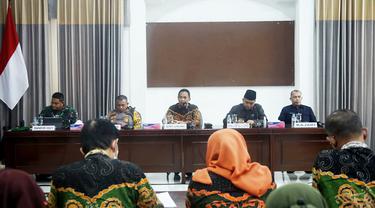 Bupati Lumajang Thoriqul Haq (Tengah) pimpin musyawarah polemik pembangunan greja di Lumajang (Istimewa)