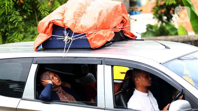 Kendaraan Pemudik yang Terjebak Kemacetan Panjang saat Menuju Pelabuhan Merak Banten