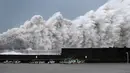 Gelombang tinggi menghantam pemecah gelombang di pelabuhan Aki, Prefektur Kochi, Jepang, (4/9). Topan Jebi berkecepatan 162 kilometer per jam mulai menghantam wilayah bagian barat Jepang. (AP Photo/Ichiro Banno)