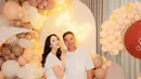 Pamela Bowie menikah dengan Armand Gunawan pada 8 September 2023 lalu. Kini ia pun tengah hamil anak pertama, Pamela tampil cantik dengan dress putih ruffle saat gender reveal [@pammybowie]