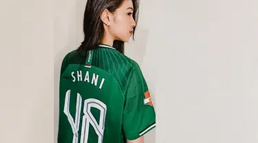 Shani Indira Natio atau akrab disapa Shani, member JKT48 yang berasal dari Jogja. Ia juga menyukai tim PSS Sleman. Terbukti ia mendapatkan jersey official Super Elang Jawa dari PSS Sleman. OOTD kece Shani pakai jersey PSS ini mencuri perhatian. (Liputan6.com/IG/@jkt48shani)