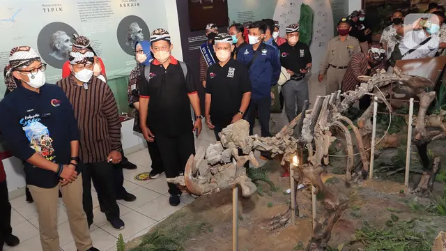 Ketika Sandiaga Uno Dengarkan Keluhan Para Pedagang di Kawasan Wisata Sragen