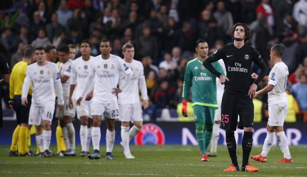 Pemain PSG Adrien Rabiot terlihat sedih usai kalah dari Reaal Madrid pada lanjutan Liga Champions Grup A di Stadion Santiago Bernabeu, Madrid, Rabu(4/11/2015) dini hari. Madrid menang tipis 1-0.  (Reuters / Juan Medina)