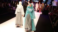 Model berjalan mengenakan busana muslim saat pembukaan Muffest 2018, Jakarta, Kamis (19/4). Selain fashion show, Muffest menyajikan pameran 200 merek fashion muslim yang berlangsung mulai 19 April hingga 22 April 2018. (Liputan6.com/Immanuel Antonius)