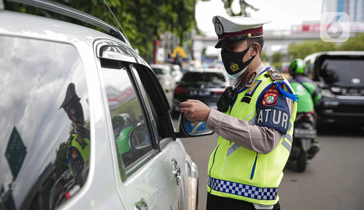 Polisi memeriksa surat-surat pengendara yang memasuki jalur khusus Transjakarta saat Operasi Zebra Jaya 2021 di kawasan Jalan Gatot Subroto, Jakarta, Selasa (16/11/2021). Operasi Zebra Jaya 2021 digelar untuk meningkatkan kedisiplinan masyarakat dalam berlalu lintas. (Liputan6.com/Faizal Fanani)