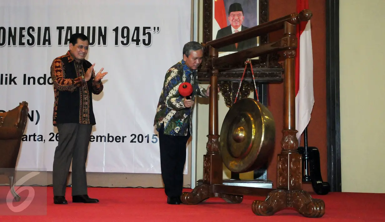 Kepala Badan Pengkajian MPR, Bambang Sadono (kanan) secara simbolis membuka diskusi Menata Sistem Perekonomian Nasional berdasarkan Pasal 33 UUD NKRI tahun 1945 di Kompleks Parlemen, Jakarta, Kamis (26/11/2015). (Liputan6.com/Helmi Fithriansyah)