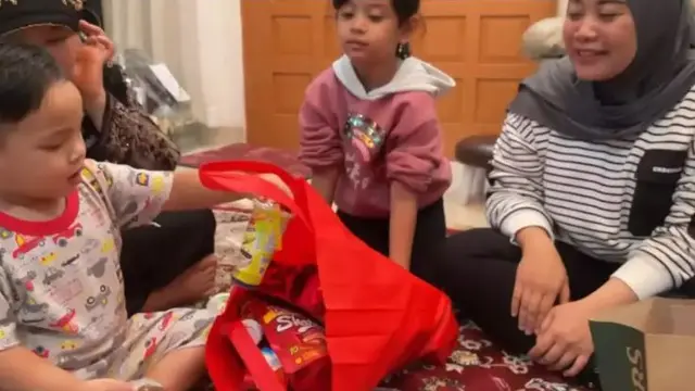 6 Momen Puput Mantan Istri Doddy Sudrajat Jenguk Gala Sky, Disambut Hangat