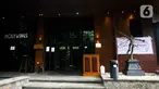 Suasana sepi usai petugas Satpol PP menempelkan sticker berisi informasi penutupan dan penyegelan outlet Holywings Epicentrum di Kuningan, Jakarta, Selasa (28/6/2022). Pemprov DKI cabut Izin usaha 12 Kafe Holywings yang berada di Ibu Kota. (Liputan6.com/Faizal Fanani)
