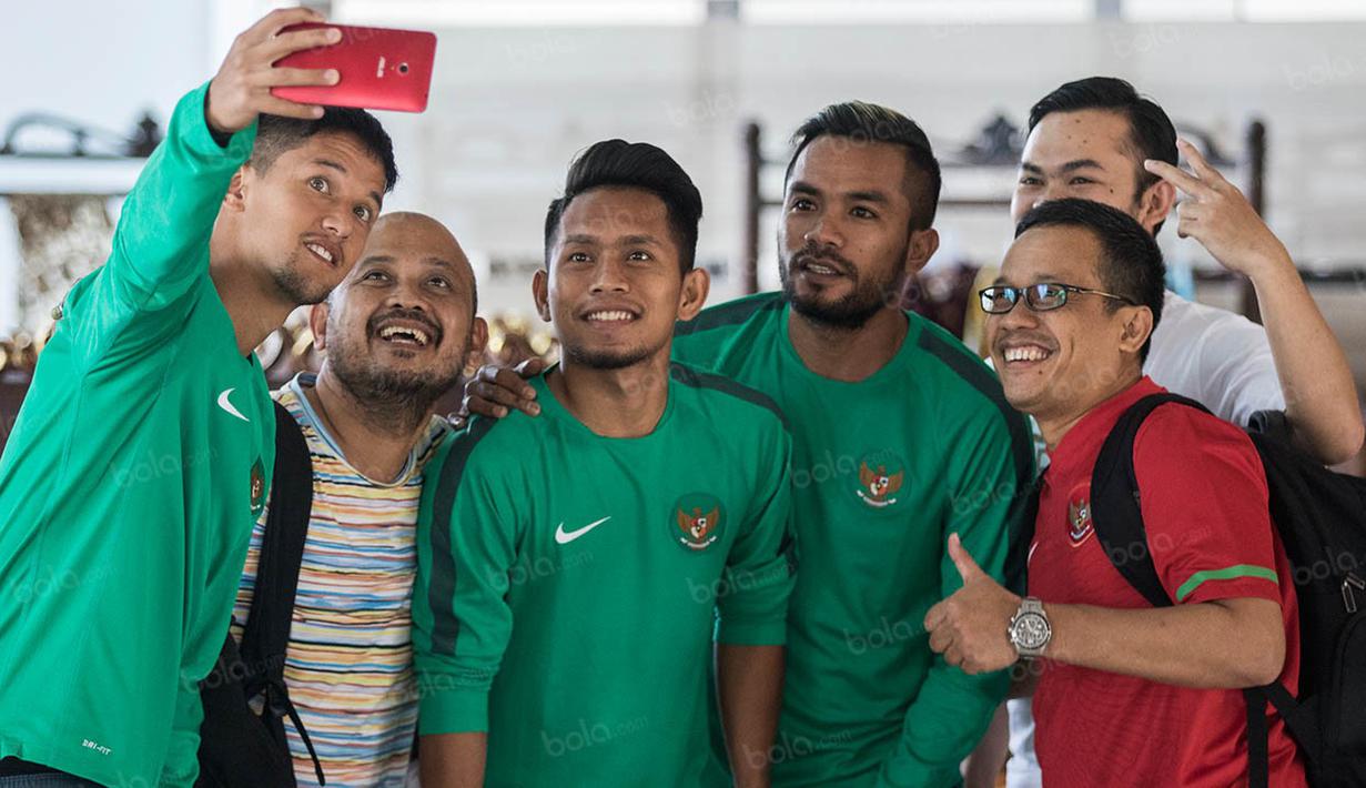 Irfan Bachdim, Andik Vermansah dan Zulham Zamrun foto-foto bersama fans saat berada di Hotel. (Bola.com/Vitalis Yogi Trisna)