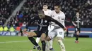 Aksi Kylian Mbappe dijaga ketat Chris Smalling pada leg kedua, babak 16 besar Liga Champions yang berlangsung di Stadion Parc des Princes, Paris, Kamis (7/3). Man United menang 3-1 atas PSG. (AFP/Franck Fife)