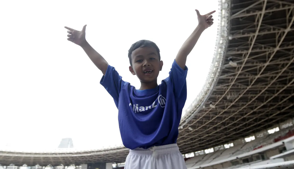 Seorang putra dari anggota The Jakmania berpose saat menjadi Player Escort Kids pada laga Piala AFC 2019 antara Persija Jakarta melawan Ceres Negros di SUGBK, Jakarta, Selasa (23/4). Kesempatan ini diberikan oleh Allianz. (Bola.com/Vitalis Yogi Trisna)