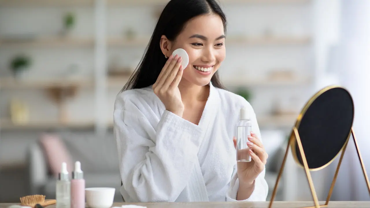 Cari Tahu Beda Manfaat Toner vs Face Mist, Haruskah Menggunakan Keduanya?