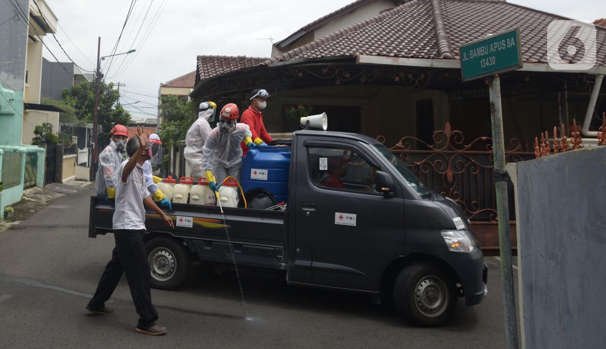 Petugas PMI menyemprotkan cairan disinfektan di Perumahan Ori Pondok Bambu, Jakarta, Kamis (10/2/2022). Penyemprotan ini dilakukan pada lingkungan perumahan sebagai upaya untuk menekan angka penyebaran Virus Covid-19 varian Omicron yang terus meningkat. (merdeka.com/Imam Buhori)