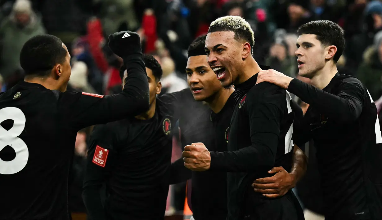 Pemain Aston Villa melakukan selebrasi setelah Morgan Rogers mencetak gol kemenangan 2-1 ke gawang West Ham pada laga lanjutan putaran ketiga Piala FA di Villa Park, Brimingham, Inggris, Minggu (11/01/2025). (AFP/Ben Stansall)