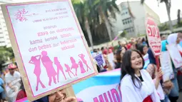 Beragam atribut berisi ajakan untuk melawan kekerasan seksual diperlihatkan saat aksi Stop Kekerasan Seksual saat Car Free Day di Bundaran HI, Jakarta, Minggu (6/12/2015). Mereka menolak kekerasan seksual dan stop perkosaan. (Liputan6.com/Faizal Fanani)