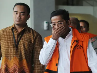 Tersangka mantan Menteri Sosial Idrus Marham usai menjalani pemeriksaan perdana pascaditahan, Gedung KPK, Jakarta, Jumat (7/9). Idrus terlihat mengenakan rompi tahanan KPK. (Merdeka.com/Dwi Narwoko)