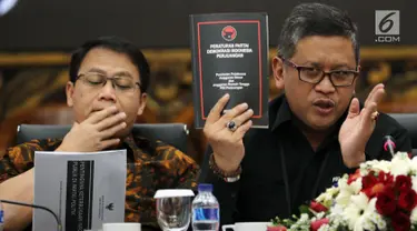 Sekjen PDI Perjuangan, Hasto Kristiyanto bersama Wasekjen PDIP, Ahmad Basarah memberikan keterangan pers saat Diskusi dan Rencana Deklarasi Keterbukaan Informasi Publik Partai Politik di kantor DPP PDIP Jakarta, Rabu(28/3). (Liputan6.com/Johan Tallo)