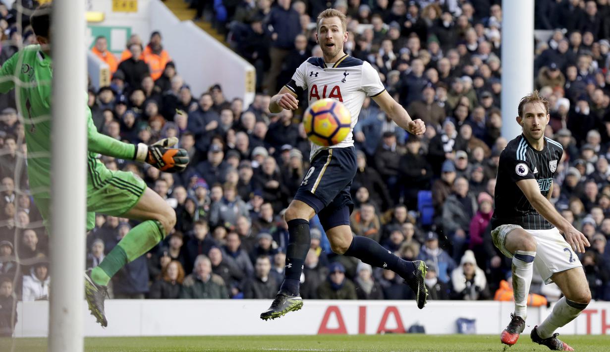 Penampilan apik Harry Kane saat melawan West Bromwich membuat dirinya menjadi pesaing ketat peraih Golden Boot Premier League. Kane telah mencetak 13 gol hingga pekan ke-21. (AP/Matt Dunham)