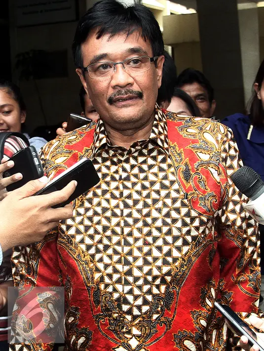 Wagub DKI Jakarta Djarot Saiful Hidayat saat ditanya wartawan usai menjalani pemeriksaan di Bareskrim Polri, Jakarta, Jumat (22/7). Djarot diperiksa terkait kasus dugaan dalam pembebasan lahan untuk rusunawa Cengkareng Barat. (Liputan6.com/Johan Tallo)