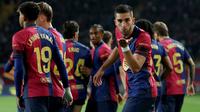 Pemain Barcelona, Ferran Torres melakukan selebrasi bersama rekan-rekannya setelah mencetak gol ke gawang Osasuna dalam laga lanjutan Liga Spanyol 2024/2025 di Estadi Olimpic Lluis Companys, Barcelona, Spanyol, Jumat (27/03/2025) waktu setempat. (AFP/Lluis Gene)