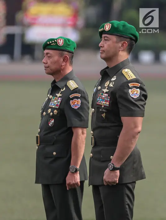 Jenderal Mulyono (kiri) dan Jenderal Andika Pekasa mengikuti upacara serah terima jabatan KSAD di Mabes TNI AD, Jakarta, Kamis (29/11). Sertijab KSAD yang baru dipimpin langsung oleh Panglima TNI Marsekal Hadi Tjahjanto. (Liputan6.com/Faizal Fanani)