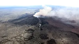 Abu vulkanik terlihat usai terjadinya letusan Gunung Kilaueaa di Hawaii, (3/5). Saat gunung meletus, juga terjadi gempa bumi berkekuatan 5.0 SR. (Survei Geologi AS via AP)