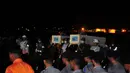 Anggota tim SAR gabungan menggotong 10 jenazah korban pesawat AirAsia QZ8501 di Lanud TNI AL Juanda, Surabaya, Jumat malam (2/1/2015). Kesepuluh jenazah tersebut langsung dibawa menuju RS Bhayangkara untuk menjalani otopsi. (Liputan6.com/Johan Tallo)
