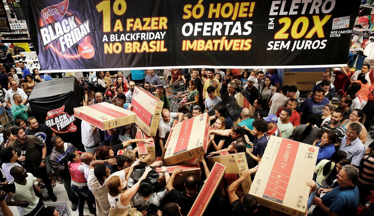 Pengunjung berdesak-desakan mengambil televisi pada hari "Black Friday" di Sebuah toko di Sao Paulo, Brasil, (24/11). Black Friday menjadi penanda dimulainya musim berbelanja bagi warga Brasil menjelang Natal. (REUTERS/Andrew Kelly)