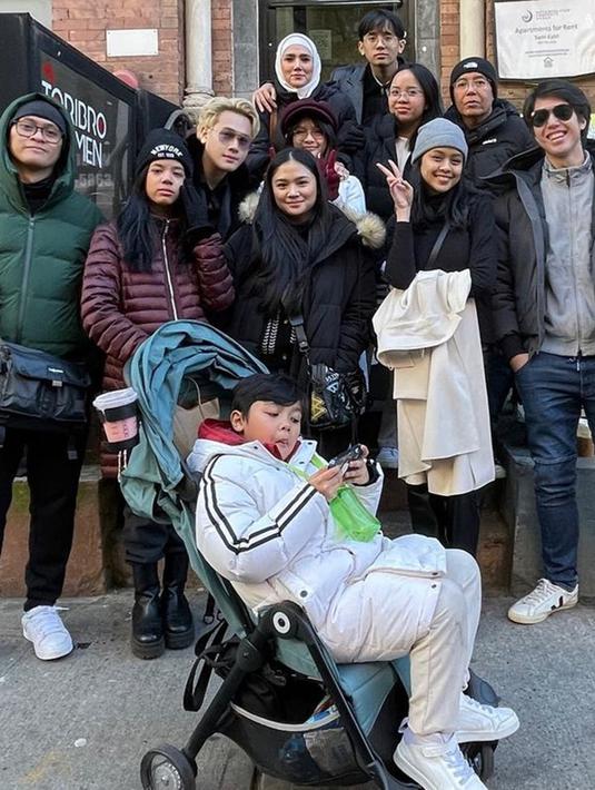 Dua anak sambungnya, Al Ghazali dan El Rumi juga tampak ikut dalam rombongan, namun hanya terlihat di beberapa foto saja. Menurut Mulan, kedua pemuda itu kelelahan dan jam tidurnya masih belum bisa menyesuaikan kondisi Negeri Paman Sam.(Liputan6.com/IG/@derisnagara)